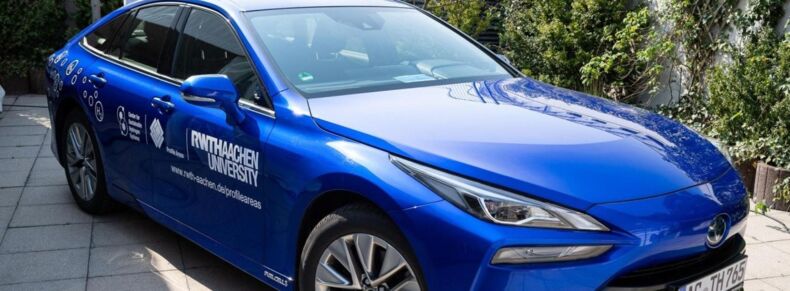 Das Bild zeigt ein blaues Auto mit einer weißen RWTH-Aufschrift auf der Seite.