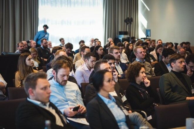 Das Bild zeigt Teilnehmende des Aachen Hydrogen Colloquium 2023.